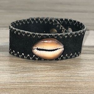 Twine & Twig Chunky Shell Suede Strap Artisan Jewelry Pendant bBracelet